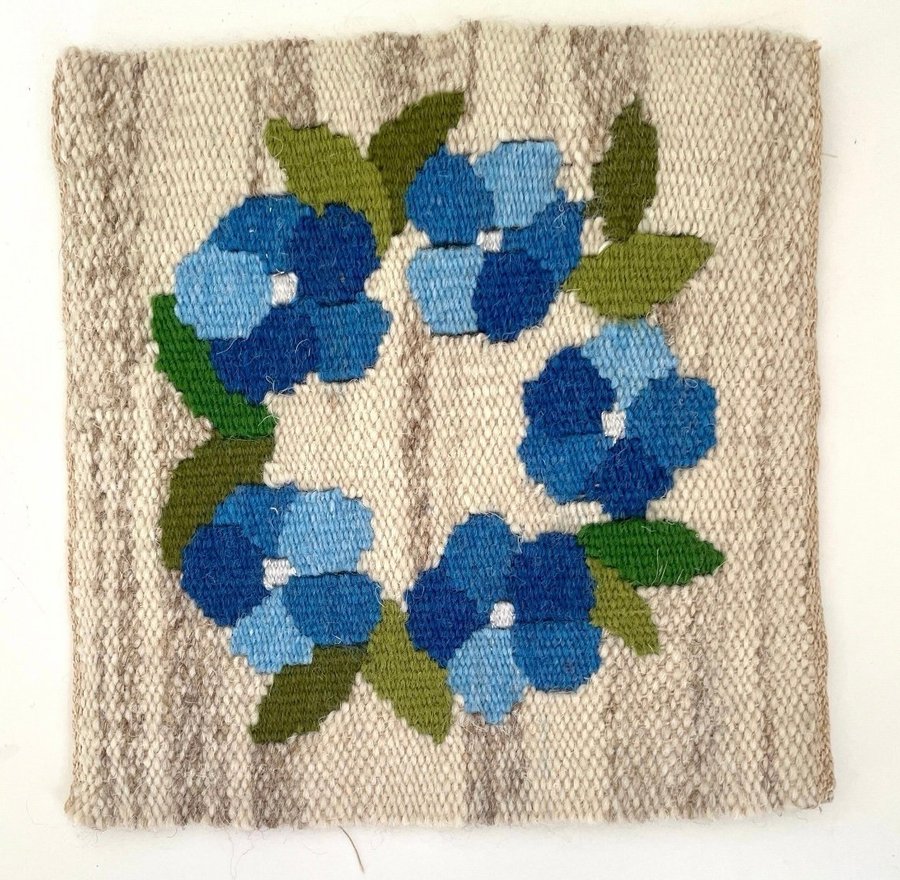 Liten flamskvävnad med blomsterkrans retrotextil 18 x 18 cm