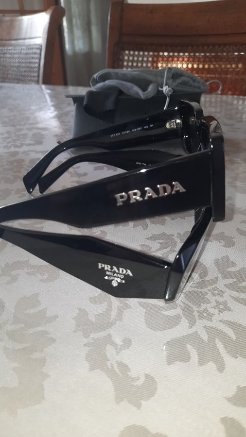 2 stycken Prada Solglasögon SPR 07T E2020 1AB-5S0