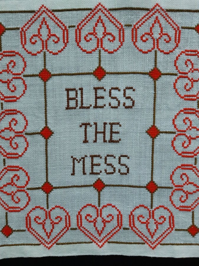 Broderad duk bonad kul text " Bless the mess" jul julklapp present gåva retro