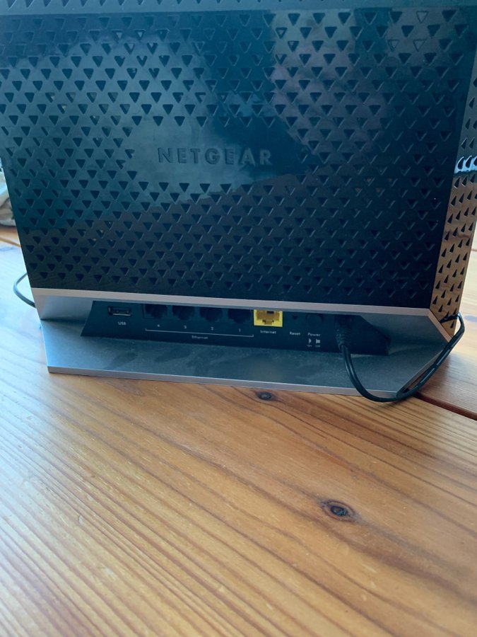 Netgear R6200 WiFi router