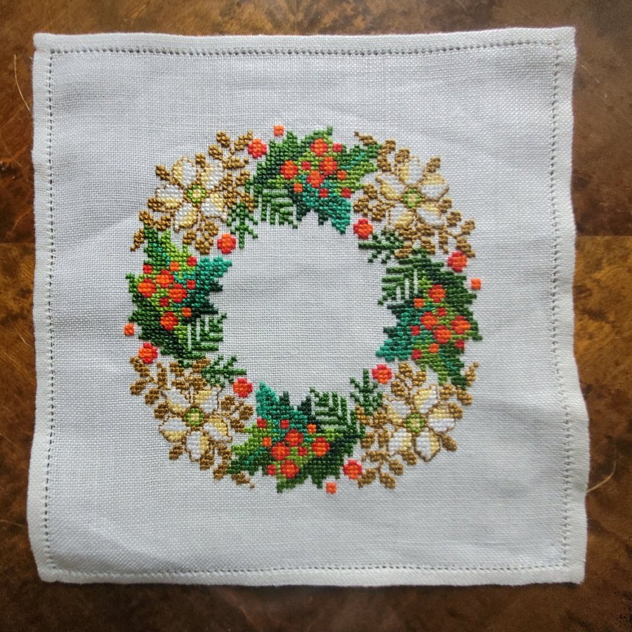 Söt advent jul duk handbroderad vinterblommor lingon i krans 28×27cm