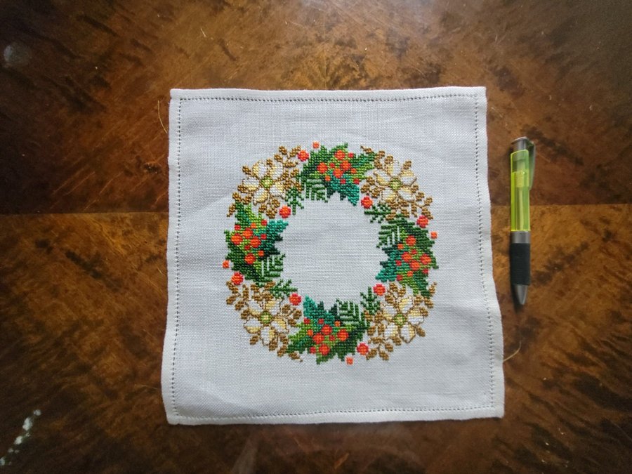 Söt advent jul duk handbroderad vinterblommor lingon i krans 28×27cm