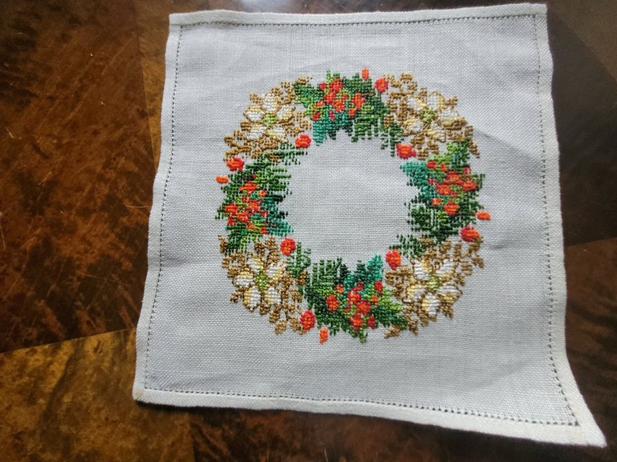 Söt advent jul duk handbroderad vinterblommor lingon i krans 28×27cm