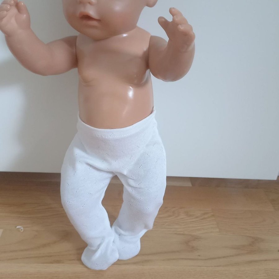 Dockkläder. Klänning , strumpbyxor  hatt...modell baby born 43 cm