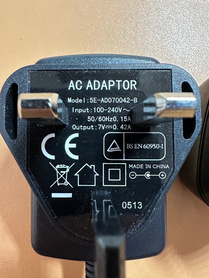 7 volts DC kontakt 0.42A med adapter