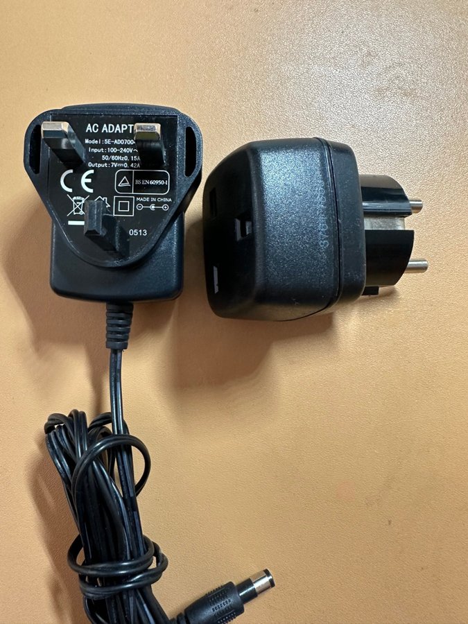 7 volts DC kontakt 0.42A med adapter