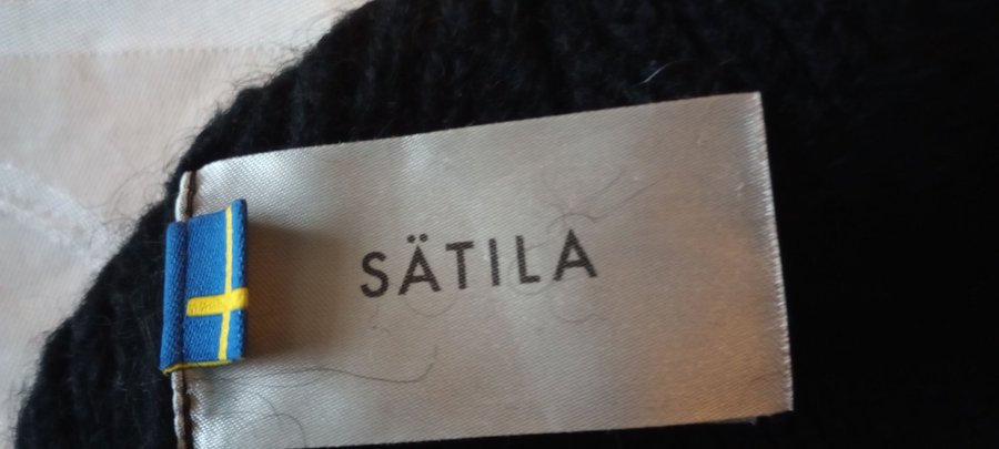 Svart stickad mössa, SÄTILA