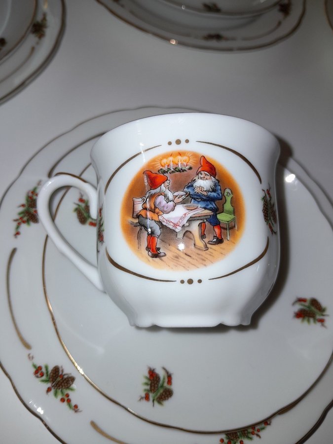 Jul-kaffeservis Fyrklövern med tomtar Christineholm Porcelaine Lars Carlsson