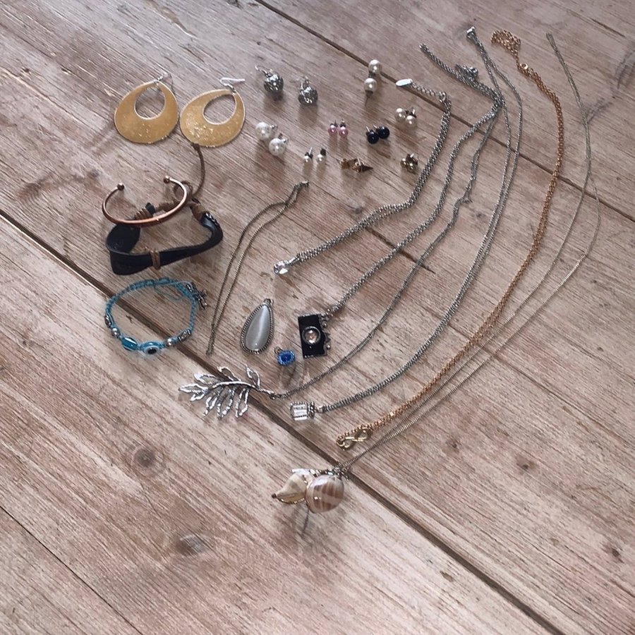 Paket med smycken, 7 st halsband, 3 st armband, 10 örhängen, 2 berlocker