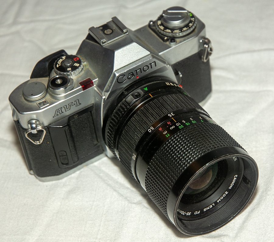 Canon AV-1 med 35-70mm zoomobjektiv