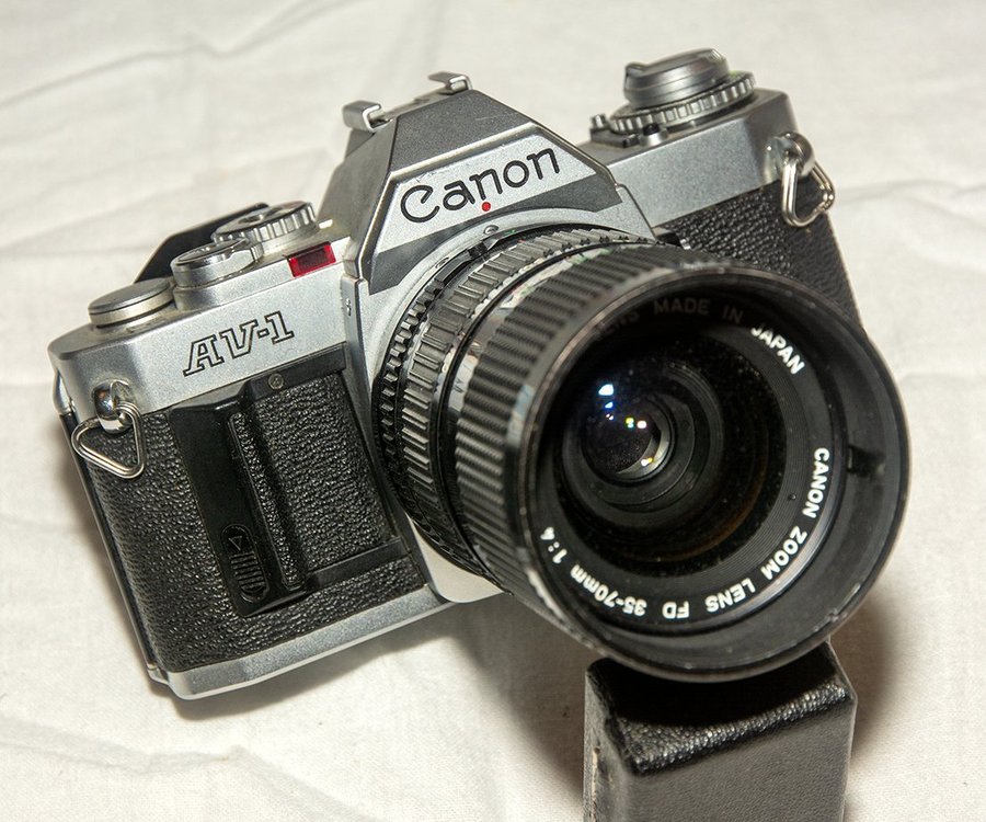 Canon AV-1 med 35-70mm zoomobjektiv