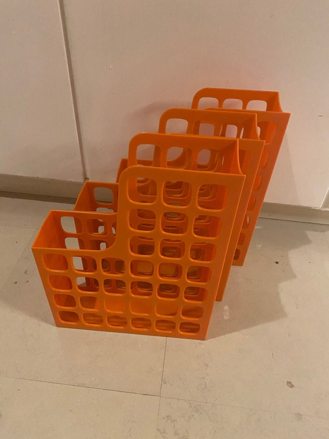 Orange plast tidskiftsamlare. Retro.