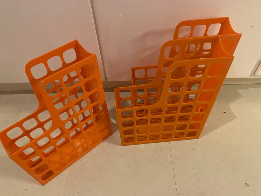 Orange plast tidskiftsamlare. Retro.