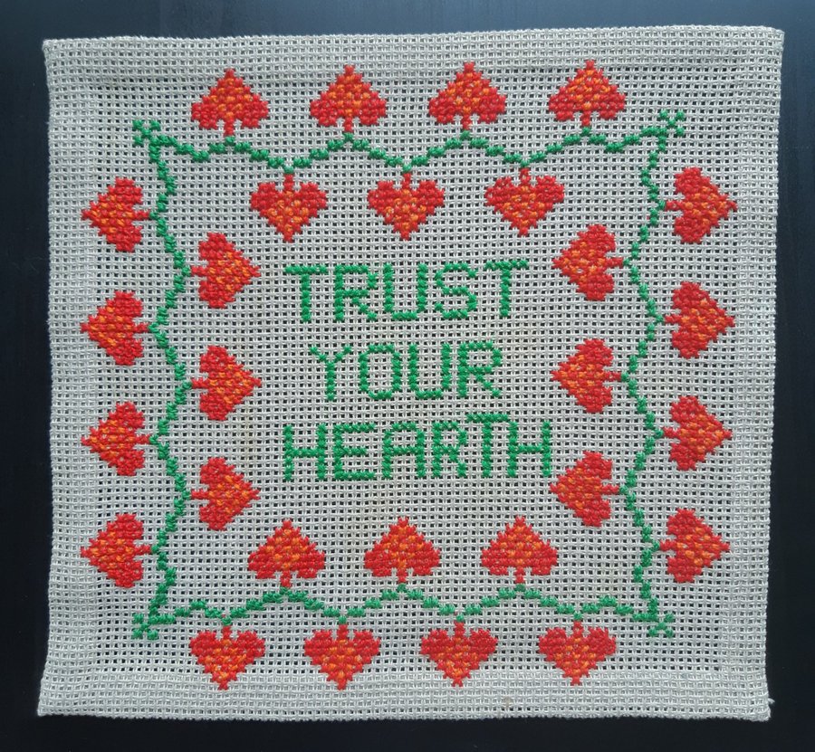 Broderad duk bonad kul text " Trust your hearth" hjärta jul julklapp present