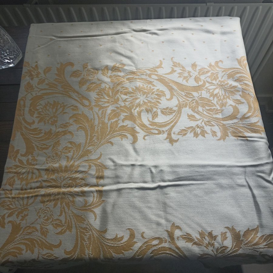 Vacker Duk med blommönster 15x2 m guld/beige