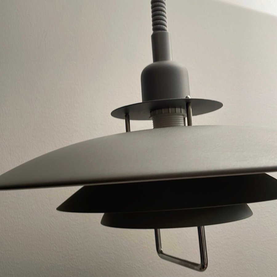 Grå Taklampa Belid ”Primus II” med Hiss Pendel Lampa Model T1214