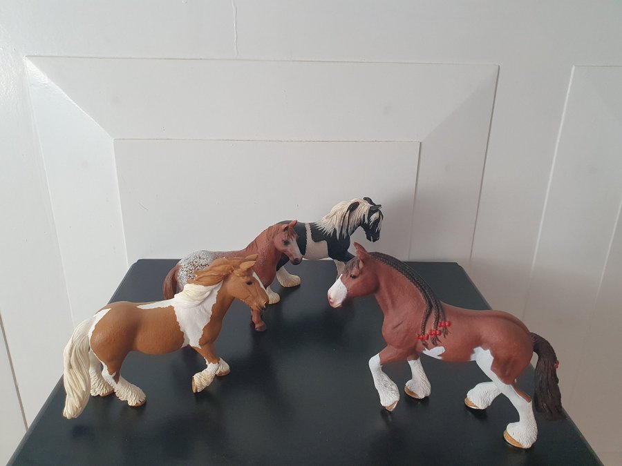 4st Olika Schleich Hästar