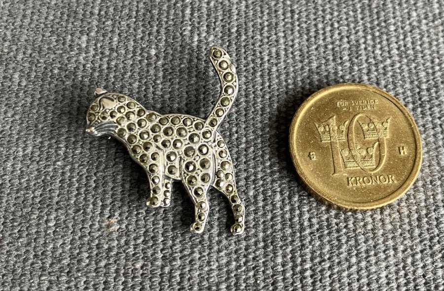 BROSCH äldre i stämplat SILVER och MARKASITER, Fin katt i mycket gott skick.