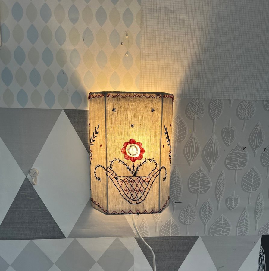 Broderad vägglampa hallandssöm? På linne lin Vacker och mysig retro