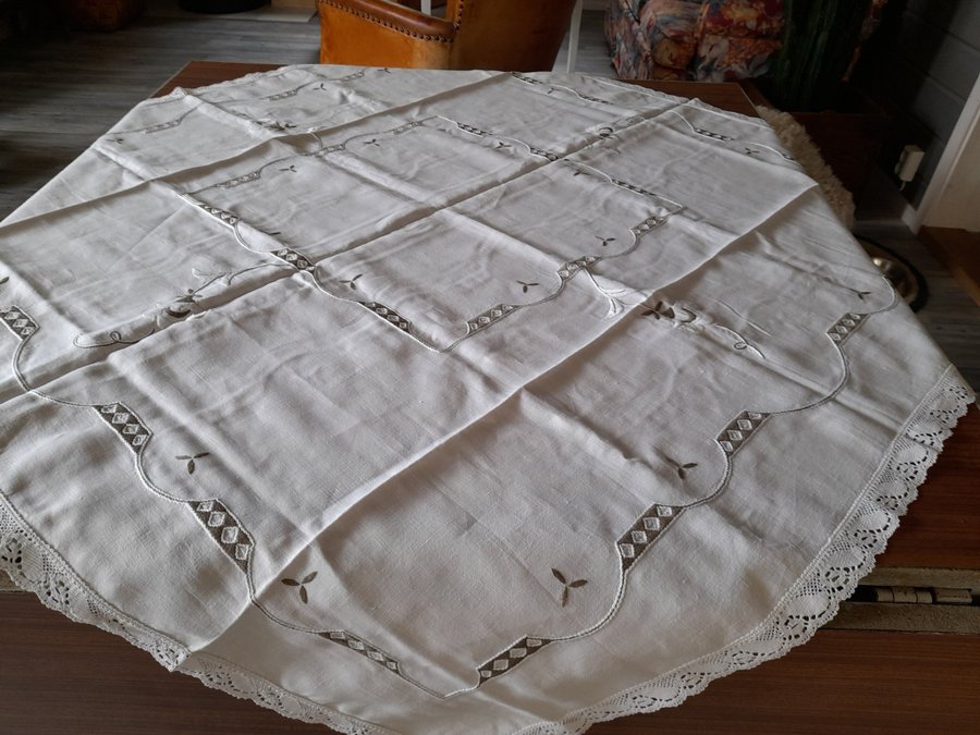 Vacker handbroderad duk med virkad fin spets runt om stl.110x110cm