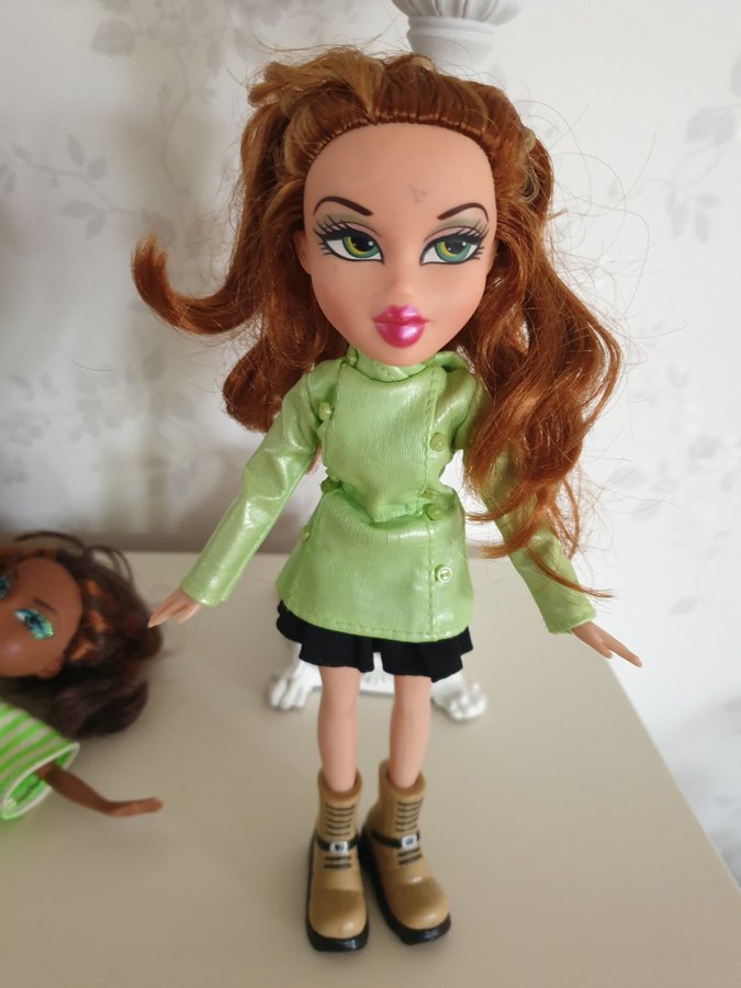 Bratz docka med grönt klädesplagg