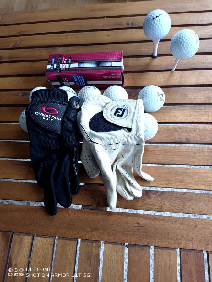 Golfset med damklubbor, bollar, handskar.