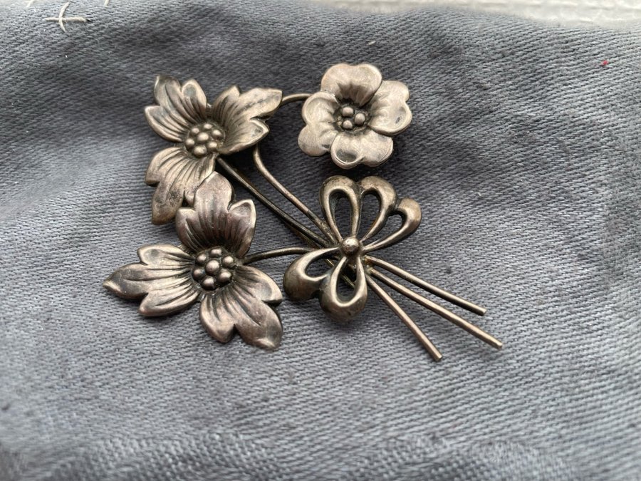 Brosch i silver, vintage, blommor, bra skick.