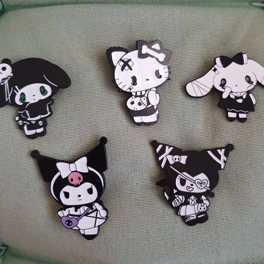 5 st Hello Kitty pins.