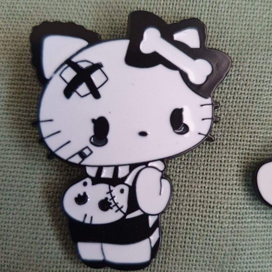 5 st Hello Kitty pins.