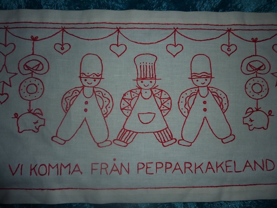 Handbroderad bonad med text o pepparkakor. "Vi komma från Pepparkakeland" Retro.