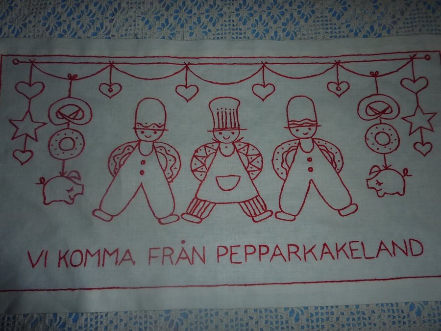 Handbroderad bonad med text o pepparkakor. "Vi komma från Pepparkakeland" Retro.