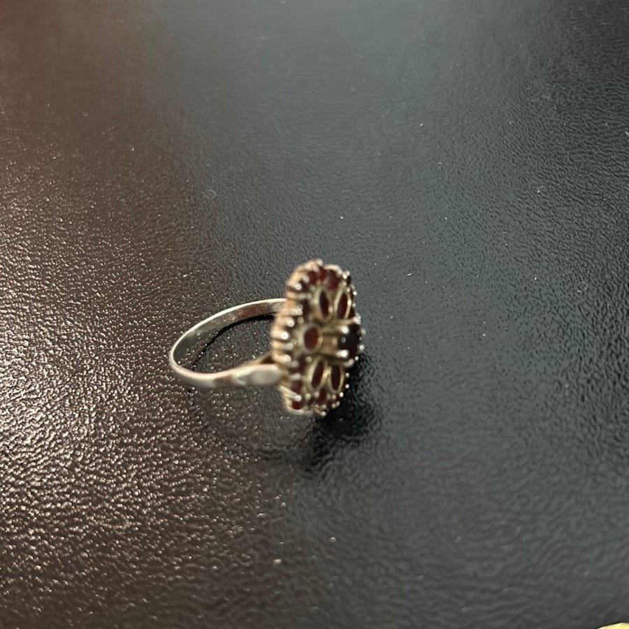 Vintage ring .. silver med granater Sten