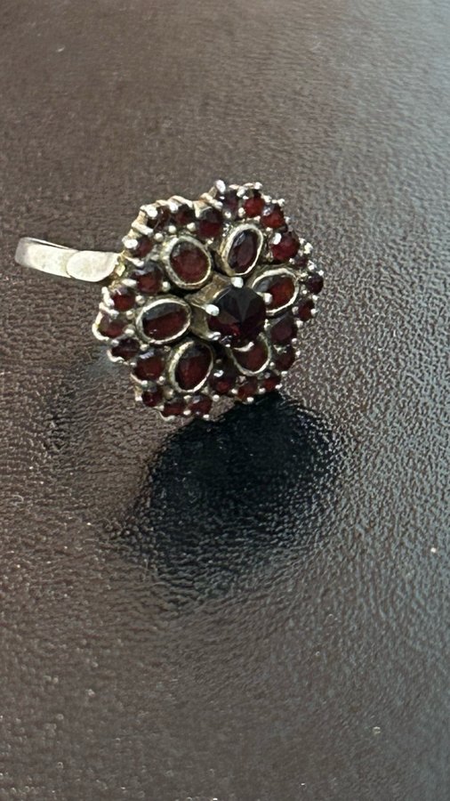 Vintage ring .. silver med granater Sten