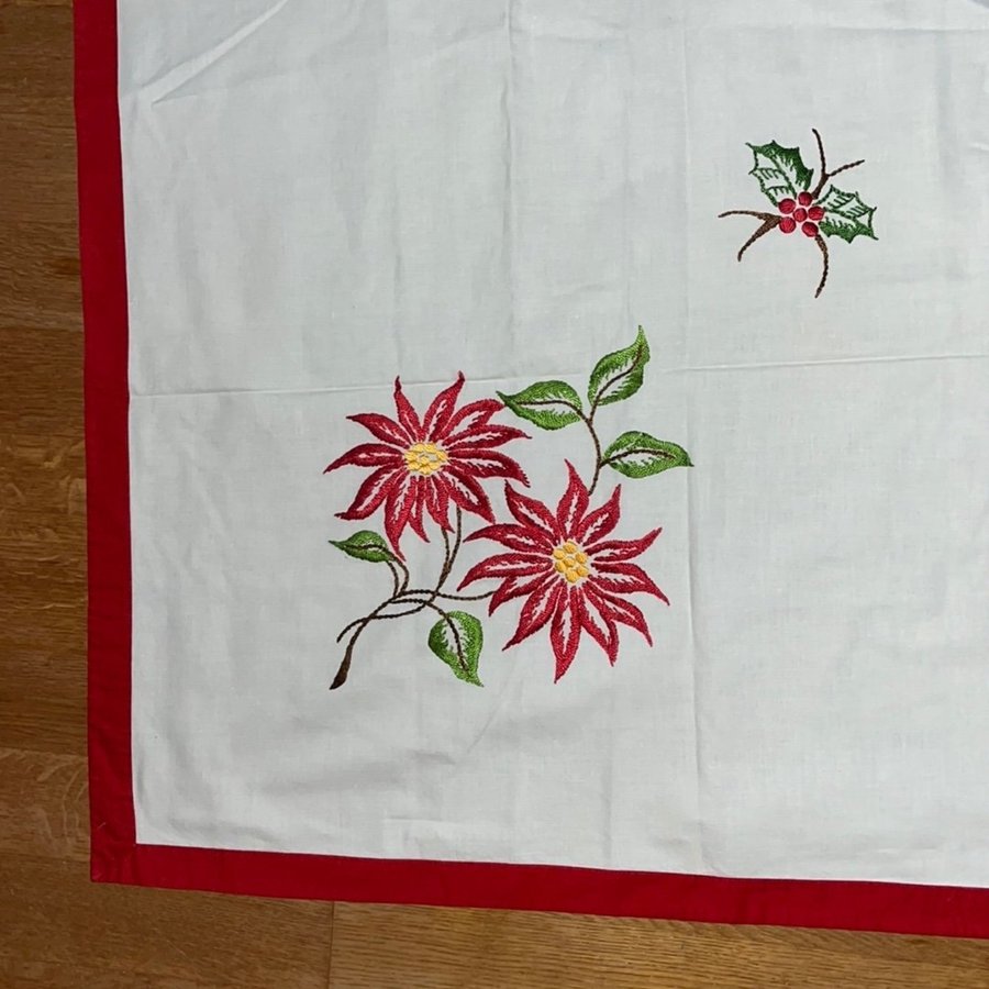 Fin HANDBRODERAD JUL DUK 125x125 Broderad Blommor Blomma JULROSOR Blad Röda Bär