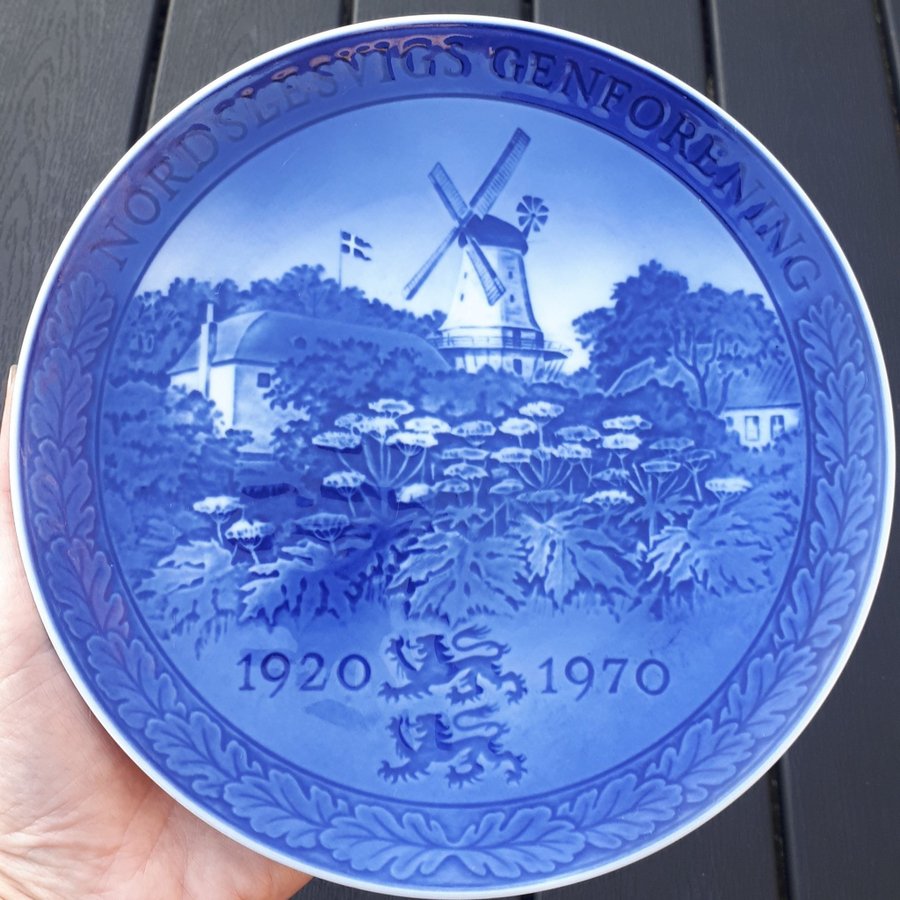 1920-1970 Royal Copenhagen Like-New Plate 20cm. Buy up to 6 = pay shipping for 1