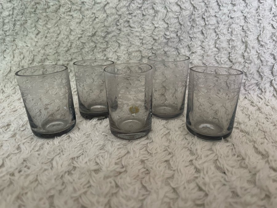 Äldre snapsglas i handblåst glas, Reijmyre