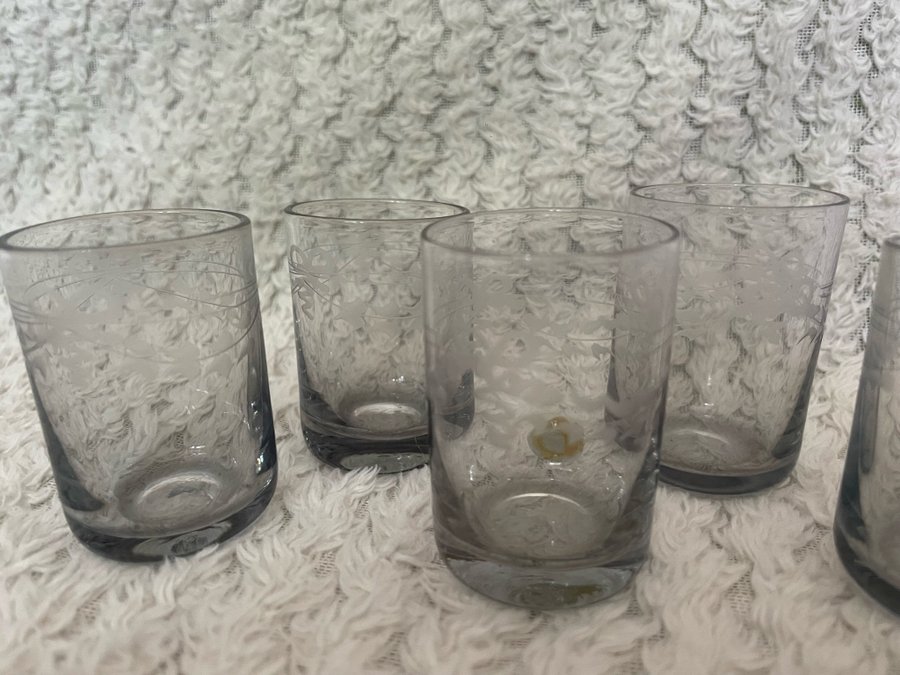 Äldre snapsglas i handblåst glas, Reijmyre