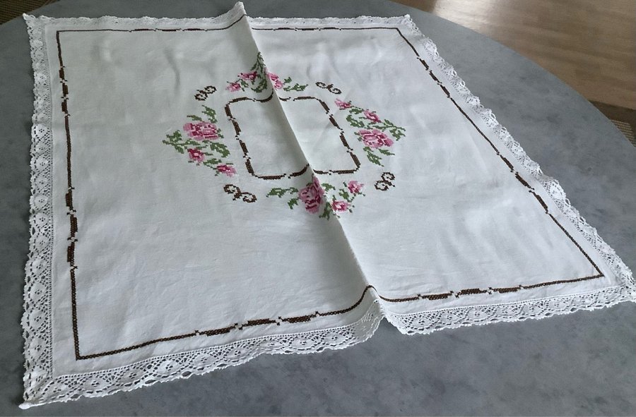 Vit vacker linneduk med handbroderade Rosor och knypplad spets **67x70 cm