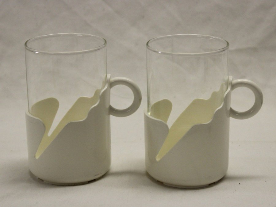 2 Vintage Mugg Muggar i Glas och Vit Plast Holland Nederlands