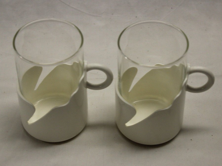 2 Vintage Mugg Muggar i Glas och Vit Plast Holland Nederlands