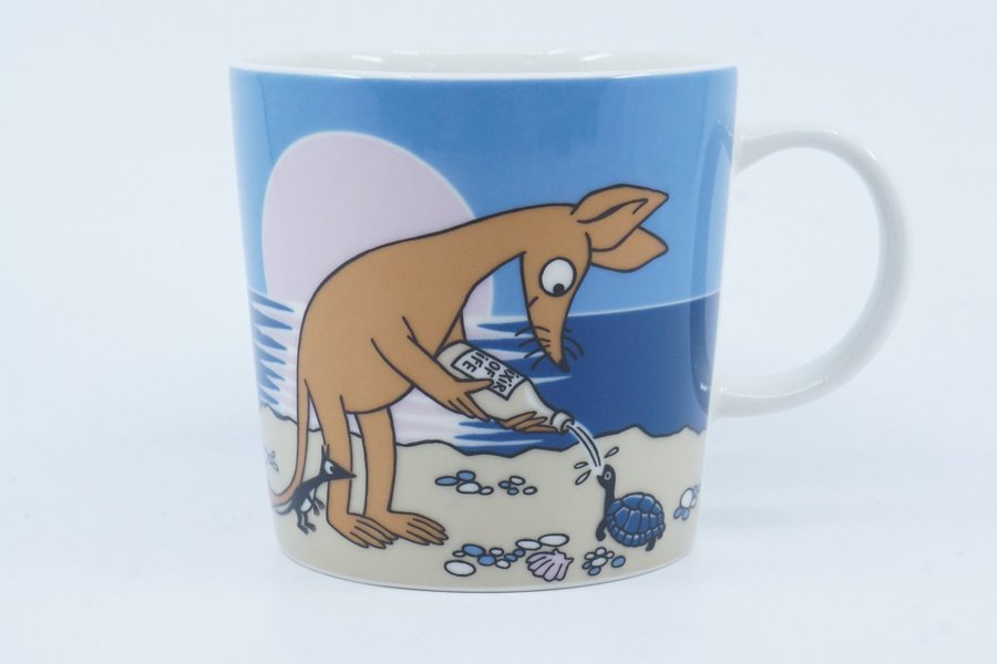 Muminmugg Sniff på stranden / Moomin Mug Sniff on the beach