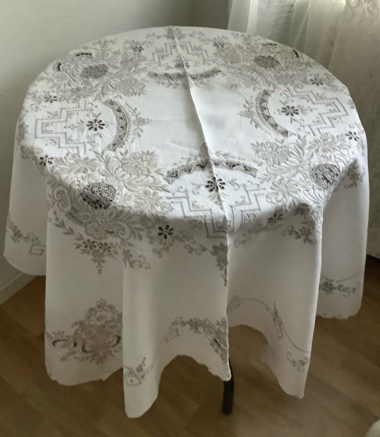 Gammal vacker handbroderad Duk med spetsar **129 x 129 cm i mycket fint skick