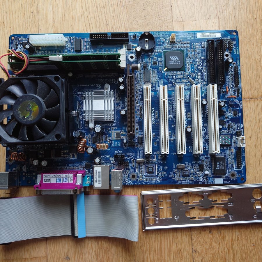 Gigabyte 7VT600-RZ, Socket A, AGP, PCI,Athlon 2200, 512 MB RAM,Win 98/2k/XP