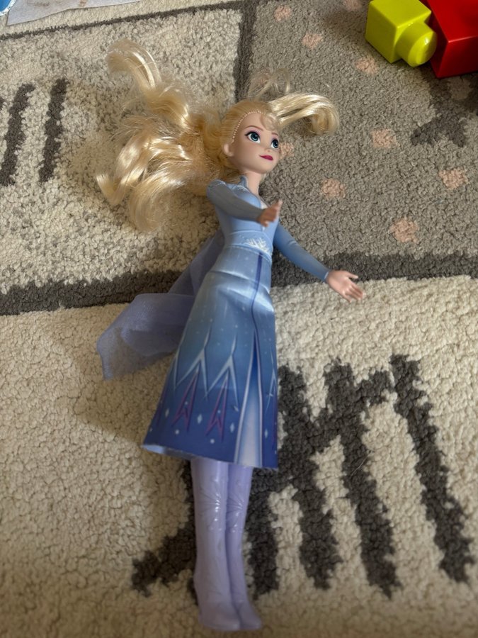 Elsa Frozen docka