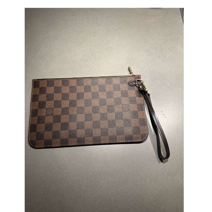 Louis Vuitton damier clutch