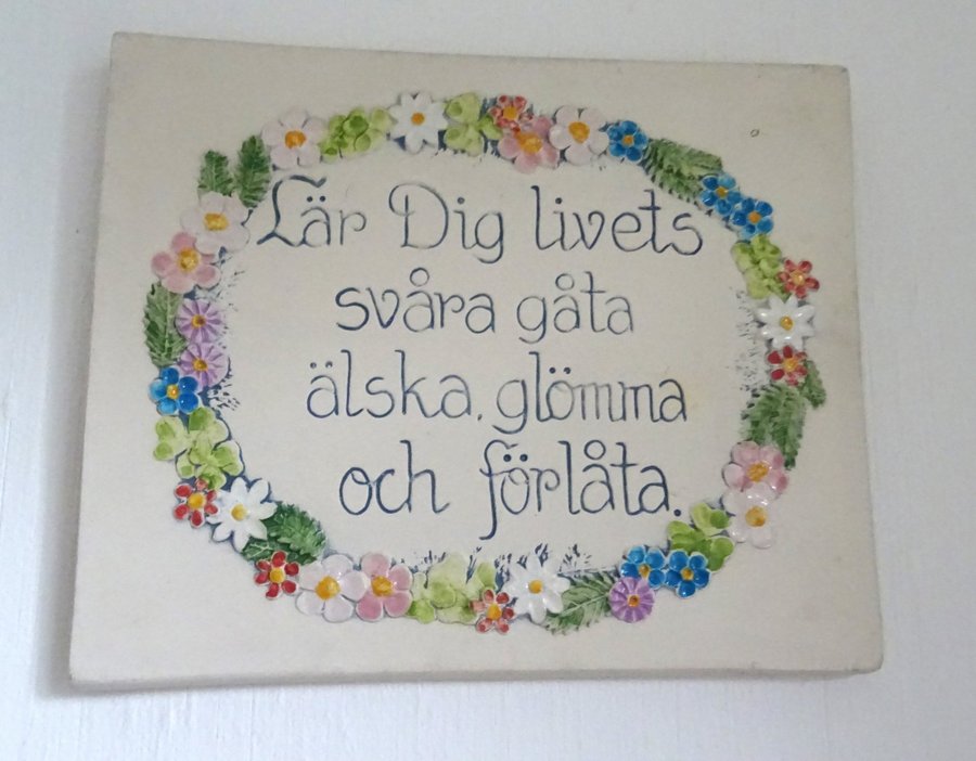 Keramiktavla från Jie Gantofta med blommor och text, nr 976