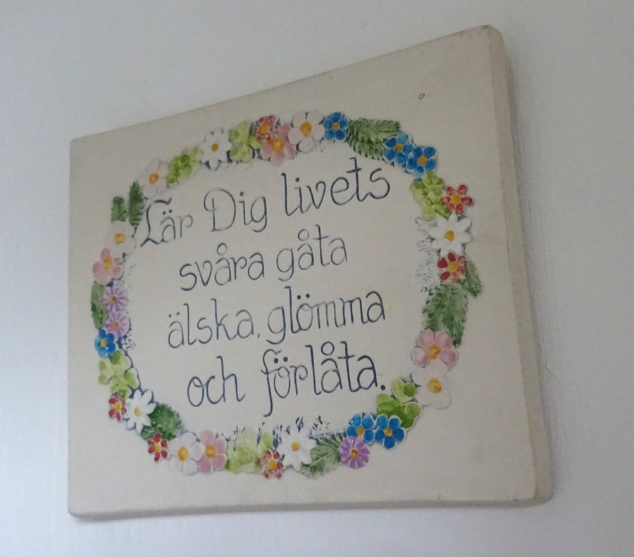 Keramiktavla från Jie Gantofta med blommor och text, nr 976