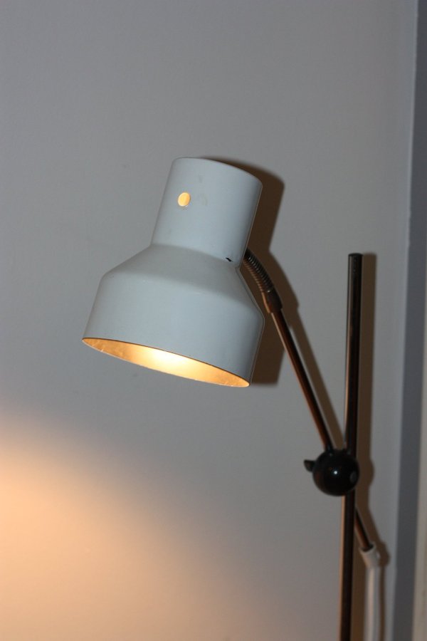 Golvlampa Belid G-109 vit färgad plåt och krom stång