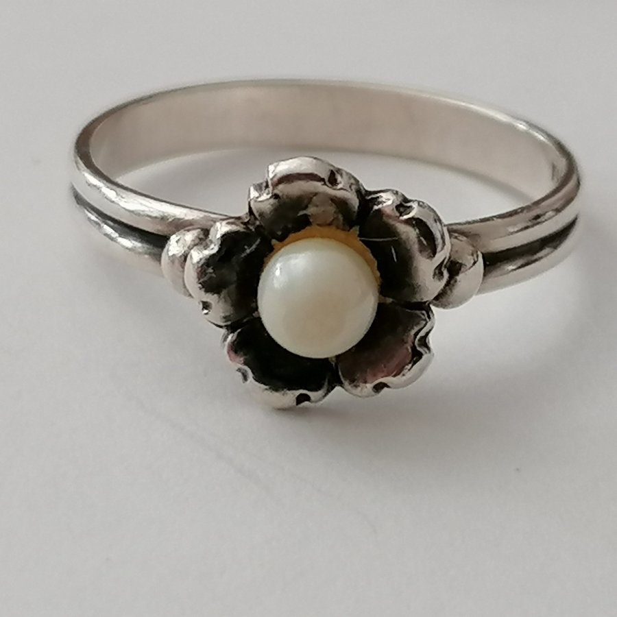 N. E. FROM Denmark, vacker vintage ring med pärla i silver.