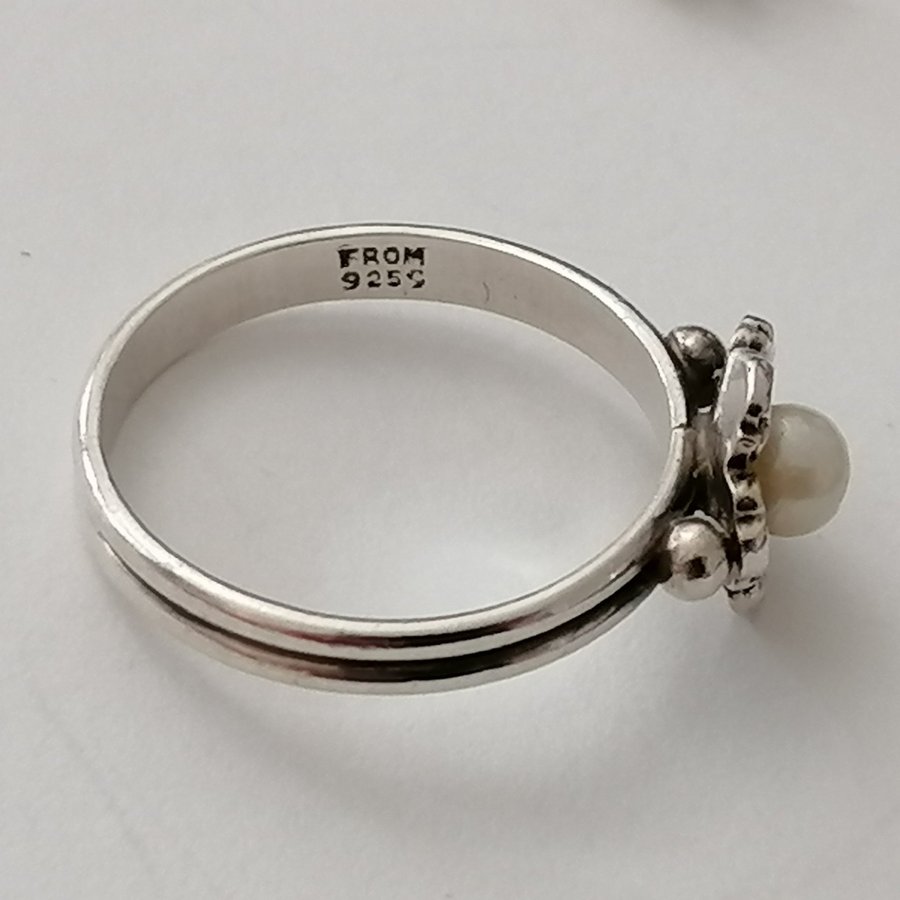 N. E. FROM Denmark, vacker vintage ring med pärla i silver.